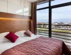 Descubre la elegancia y comodidad del Hotel Qubus en el corazón de Cracovia