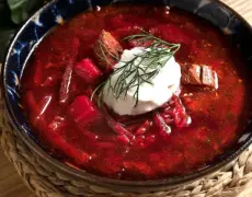 Descubre el delicioso sabor del plato típico de Polonia: Barszcz, la auténtica sopa de remolacha