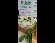 Descubre el delicioso sabor de la Mizeria, el auténtico plato típico de Polonia: ¡una ensalada de pepino que te sorprenderá!