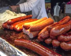 Descubre la auténtica experiencia de probar el kielbasa en Polonia: una delicia gastronómica imprescindible